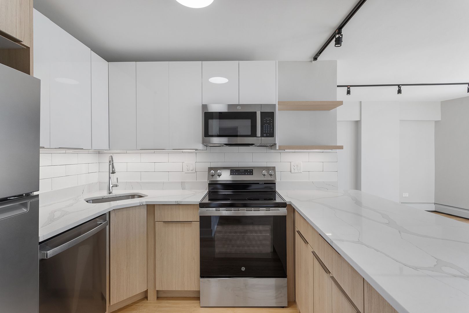 Chicago Apartment: 6166 N Sheridan Rd