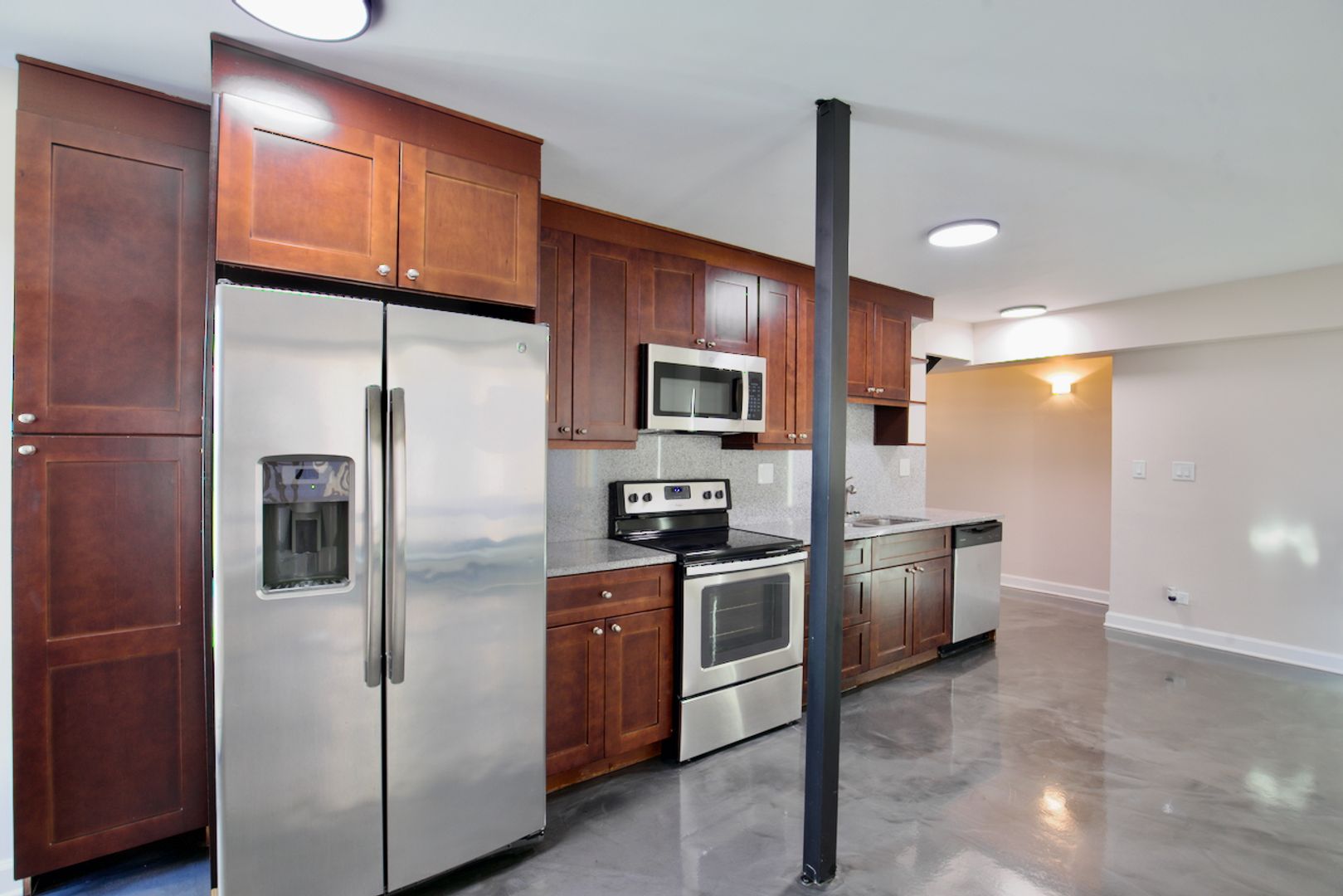 Chicago Apartment: 6166 N Sheridan Rd
