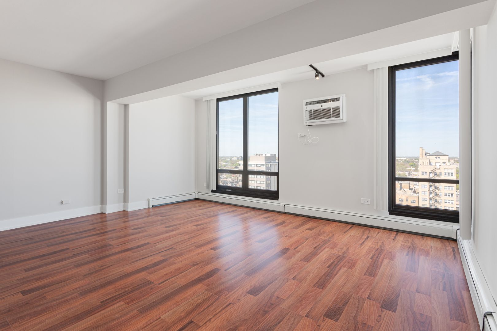 Chicago Apartment: 6166 N Sheridan Rd