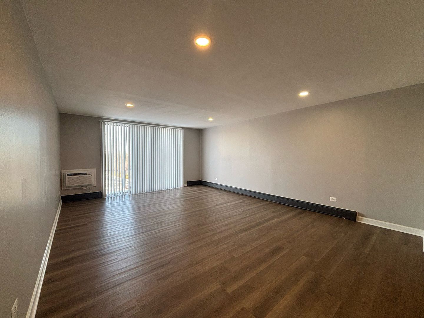 Addison Apartment: 900 N. Rohlwing Road