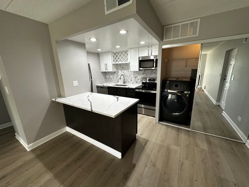 Remodeled 1BR with Fireplace, huge walk in Closet & Washer and Dryer In Unit