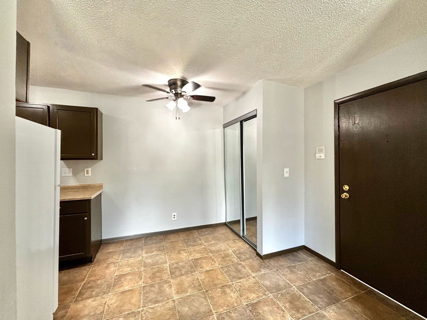 Davenport Apartment: 4323 N Division St