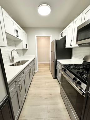 Remodeled 1 Bedroom Garden Walk Up