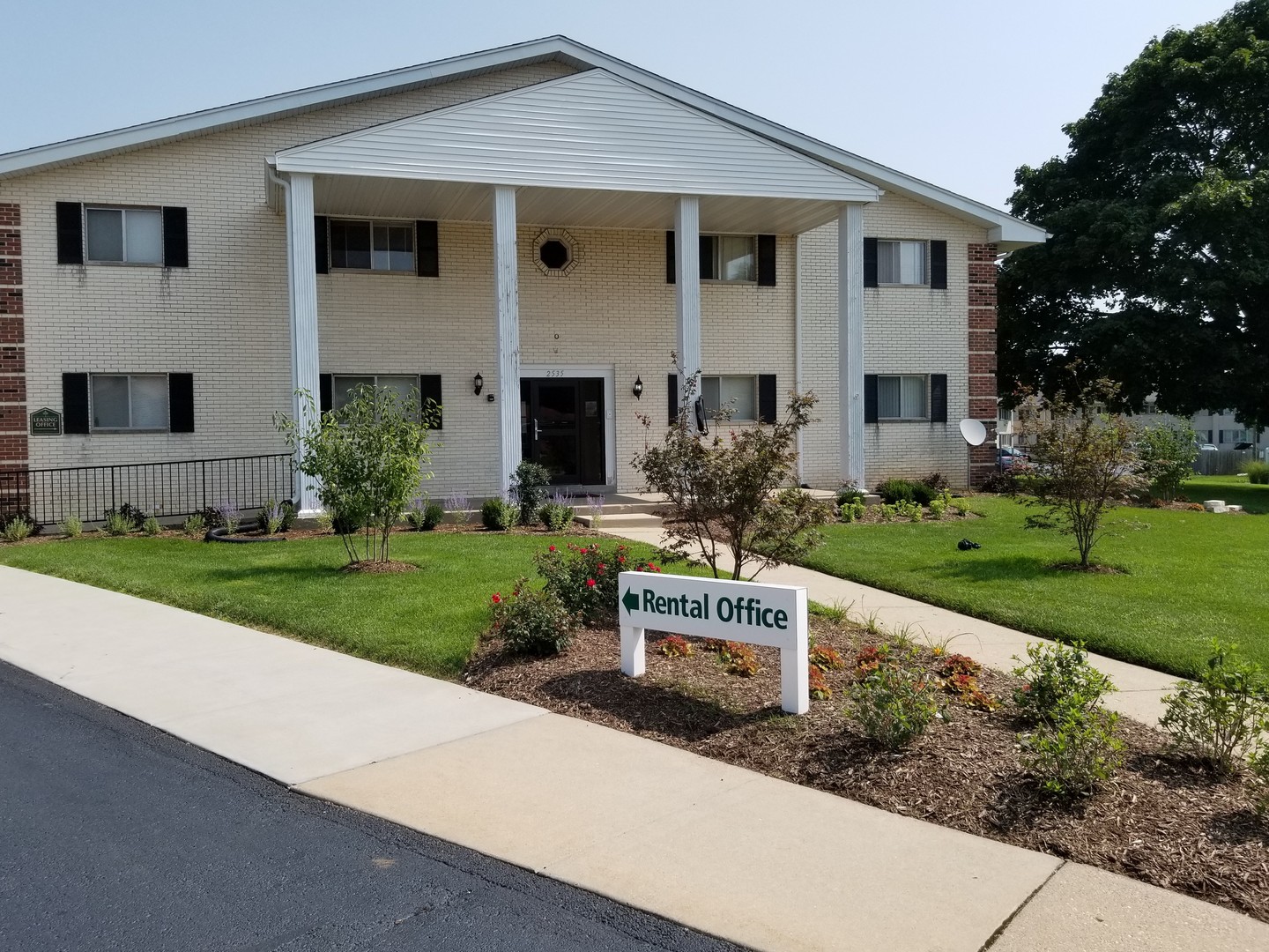 Rockford Apartment: 2535 Halsted Road