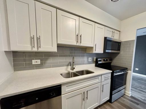 Brand New Large Luxury 1 Bedroom near Downtown Forest Park