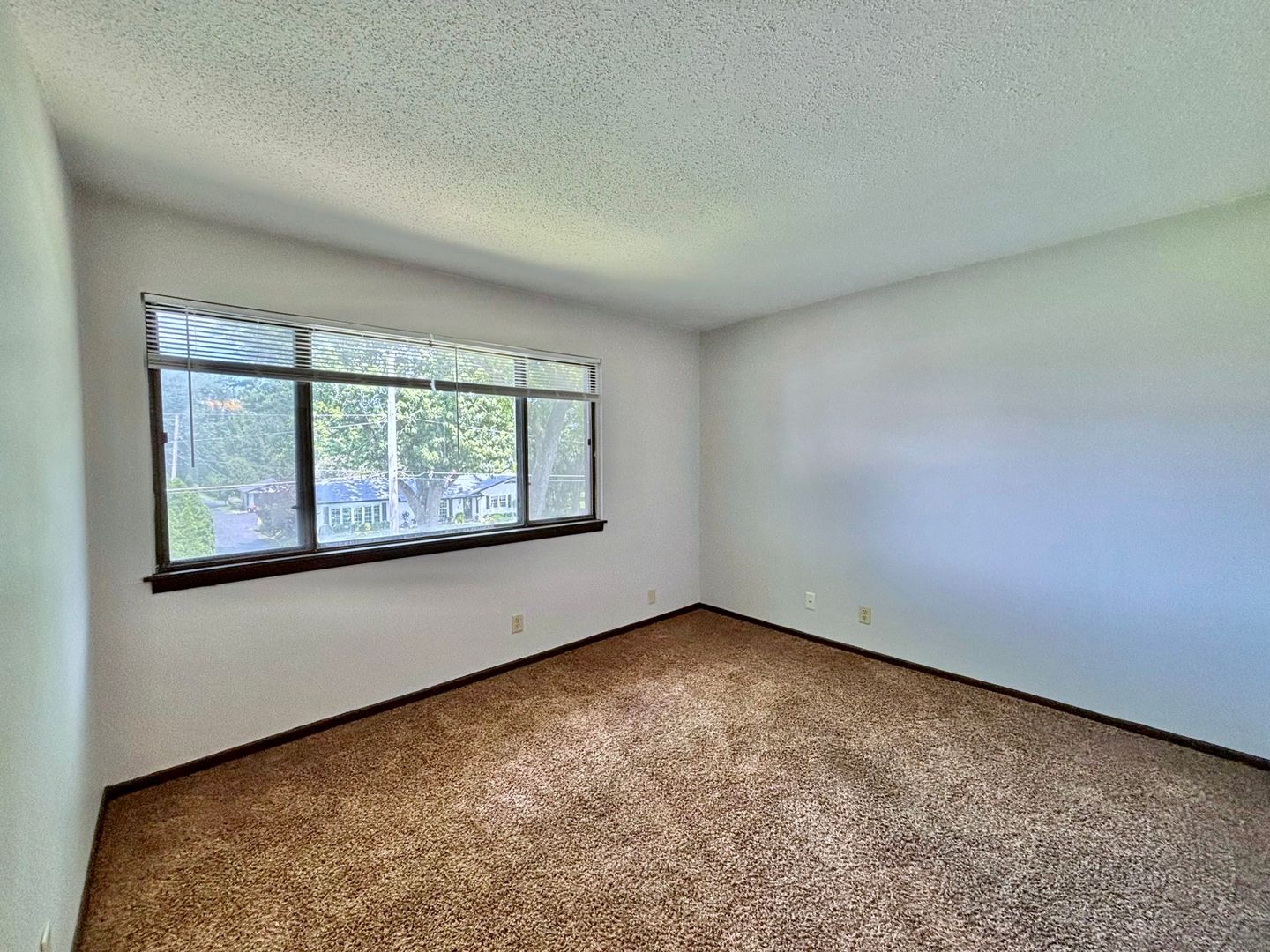 Davenport Apartment: 4323 N Division St