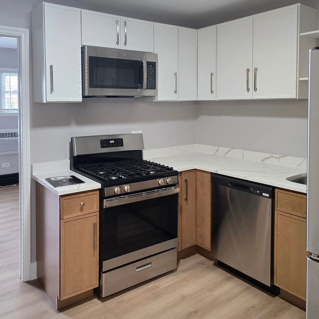 Addison Apartment: 125 S Villa Avenue