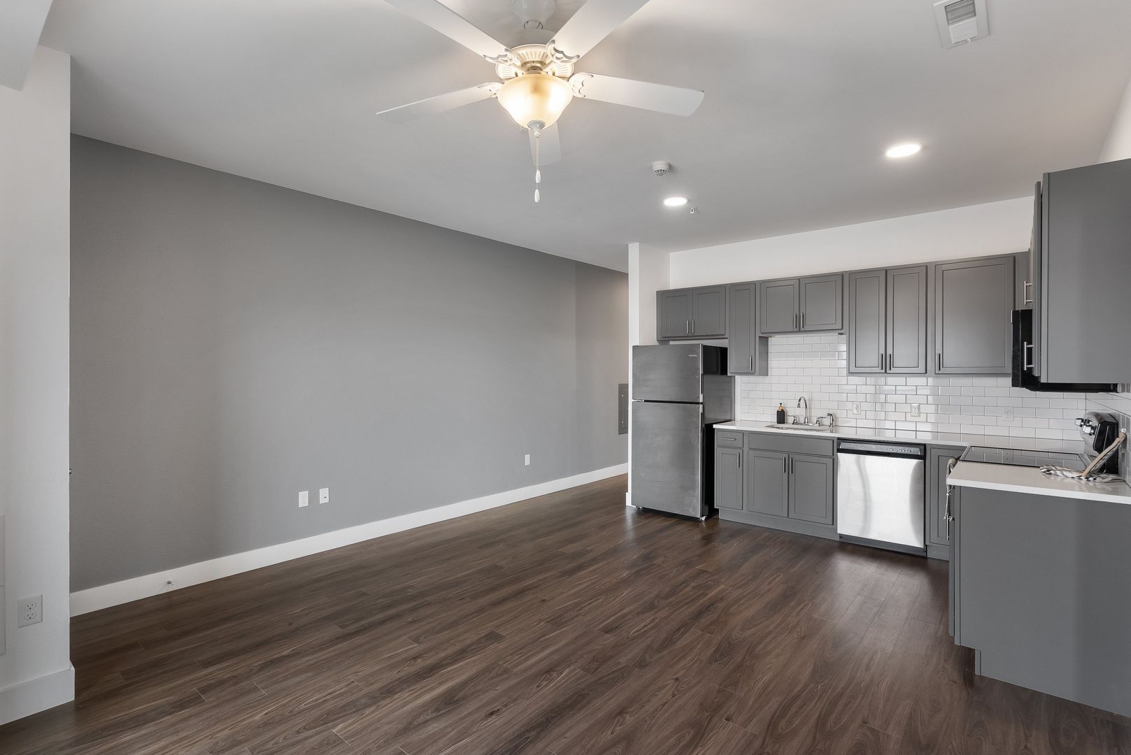 East Moline Apartment: 801 Bend Blvd