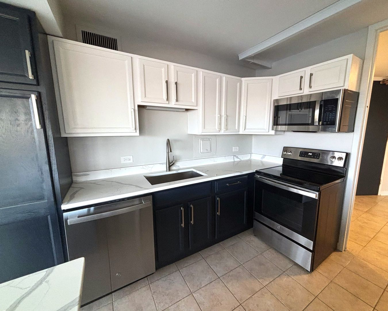 Rockford Apartment: 913 North Main Street