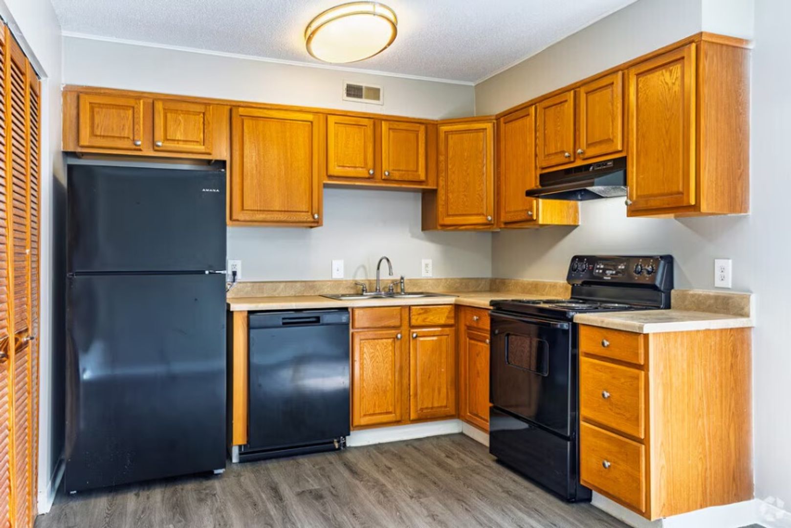 Lexington Apartment: 812 Fairview Dr