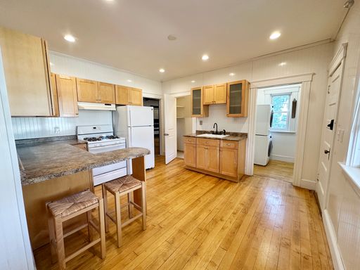 2nd Floor 3 BR - Newly Renovated – photo 1