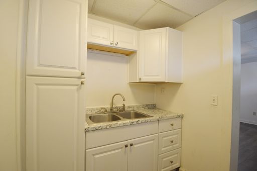 Ground Floor! 3BR! Close to Amenities