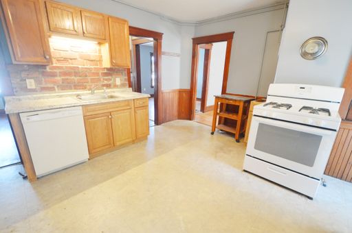 2 BR 3rd Floor! No Smokers! Cats allowed, small dogs only