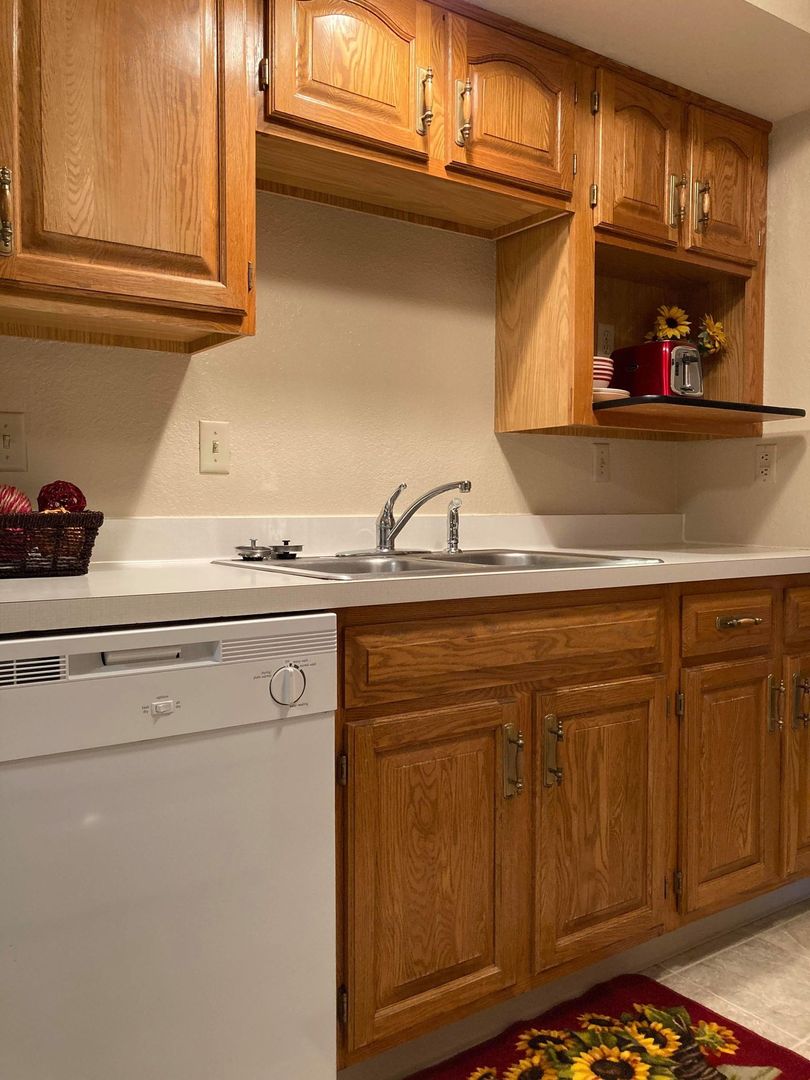 Bismarck Apartment: 1800-1820 East Capitol Ave