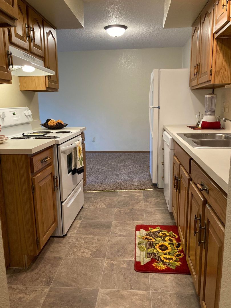 Bismarck Apartment: 1800-1820 East Capitol Ave