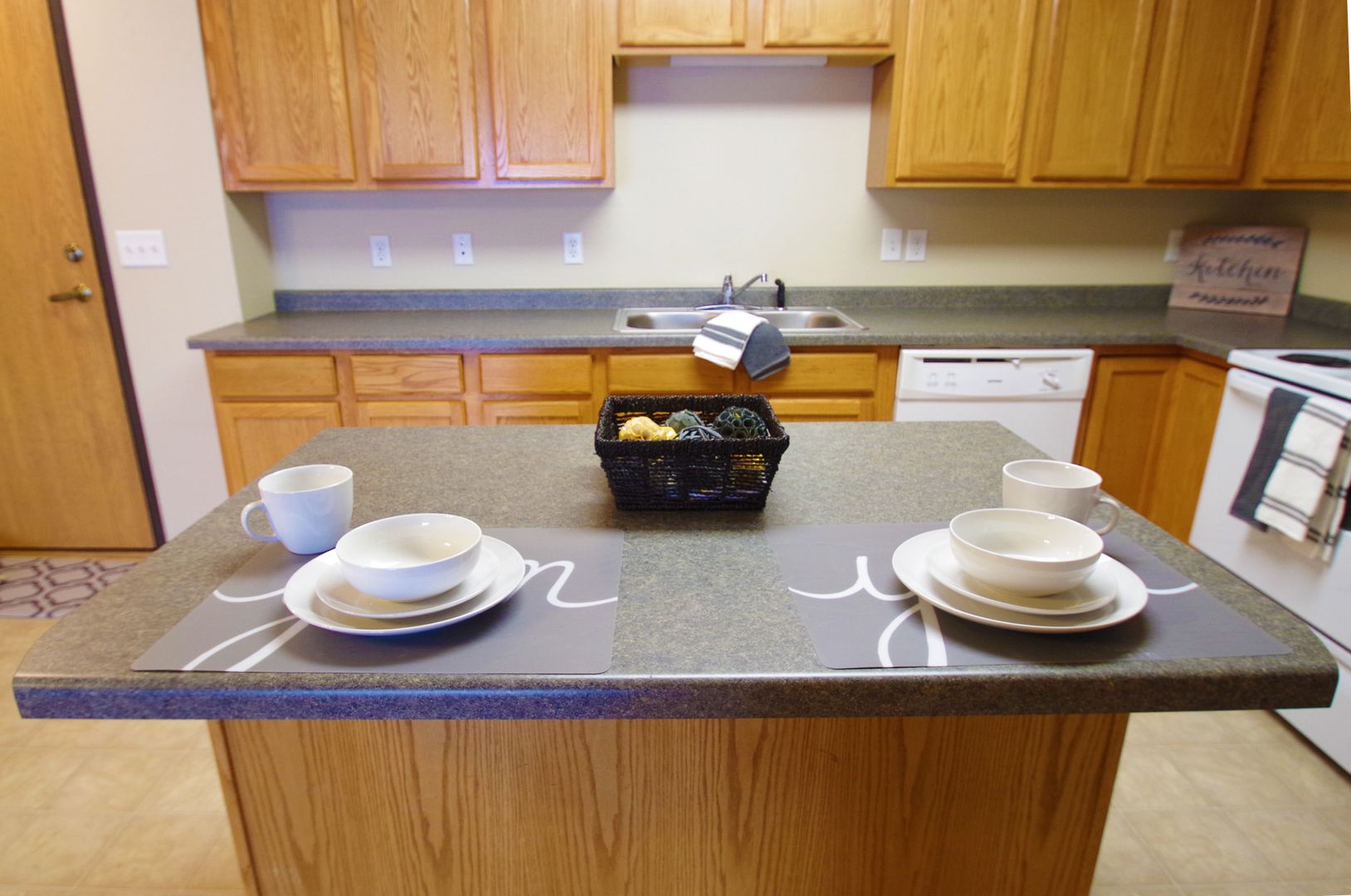 Bismarck Apartment: 1830-1834 East Capitol Ave