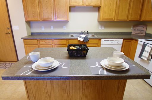 Welcome Home to your 2 Bedroom/2 Bath Apartment with Elevator & Washer/Dryer! – photo 1