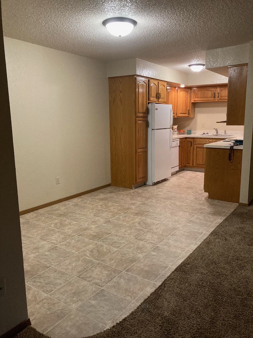 Bismarck Apartment: 1800-1820 East Capitol Ave