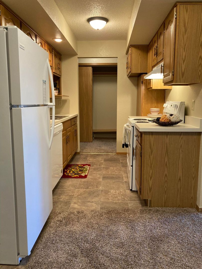 Bismarck Apartment: 1800-1820 East Capitol Ave