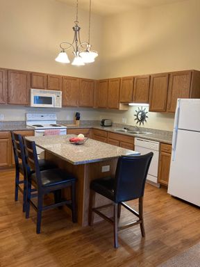 Live in Luxury. Vaulted Ceilings! – photo 1