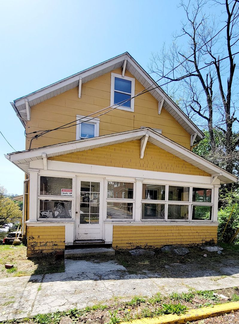 Morgantown Apartment: 217 McLane Avenue