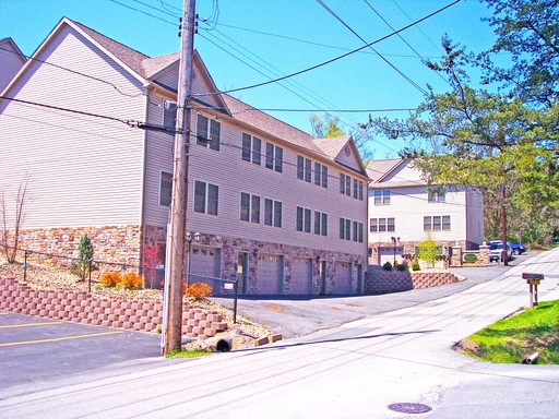 Newly Renovated - 2 Bedroom, 2.5 Bath Townhome Near Med Center - Available 08/05! – photo 1