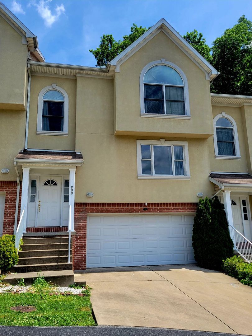 Morgantown House: 233 Palisades Drive