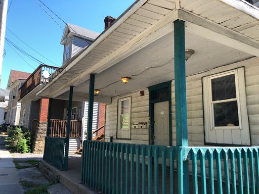 Available June 4th - 4 Bedroom Large House - Downtown Area – photo 1