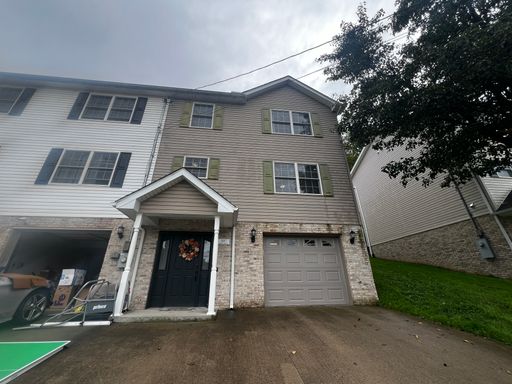 3 Br/2.5 Bath Townhouse - Located near Ruby Memorial Hospital - Available Now – photo 1