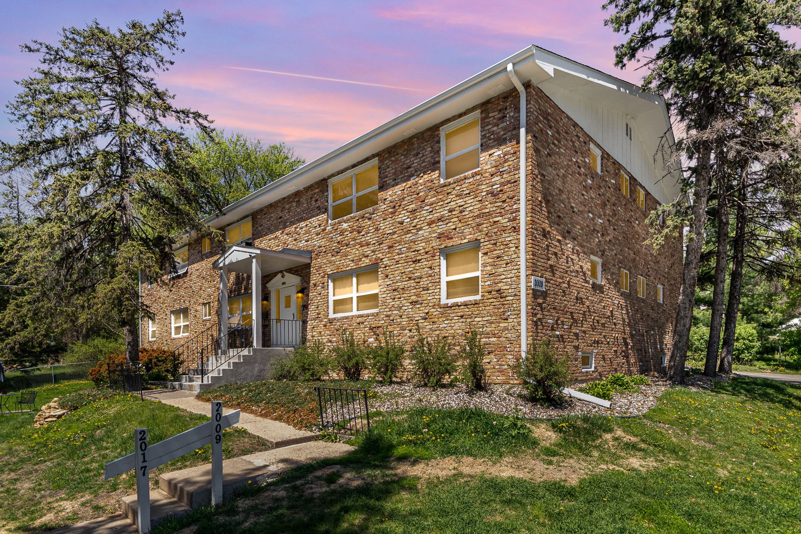 Mound Apartment: 2009 Commerce Blvd