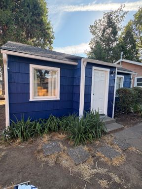 One bedroom cottage with hardwood floors available now! – photo 1
