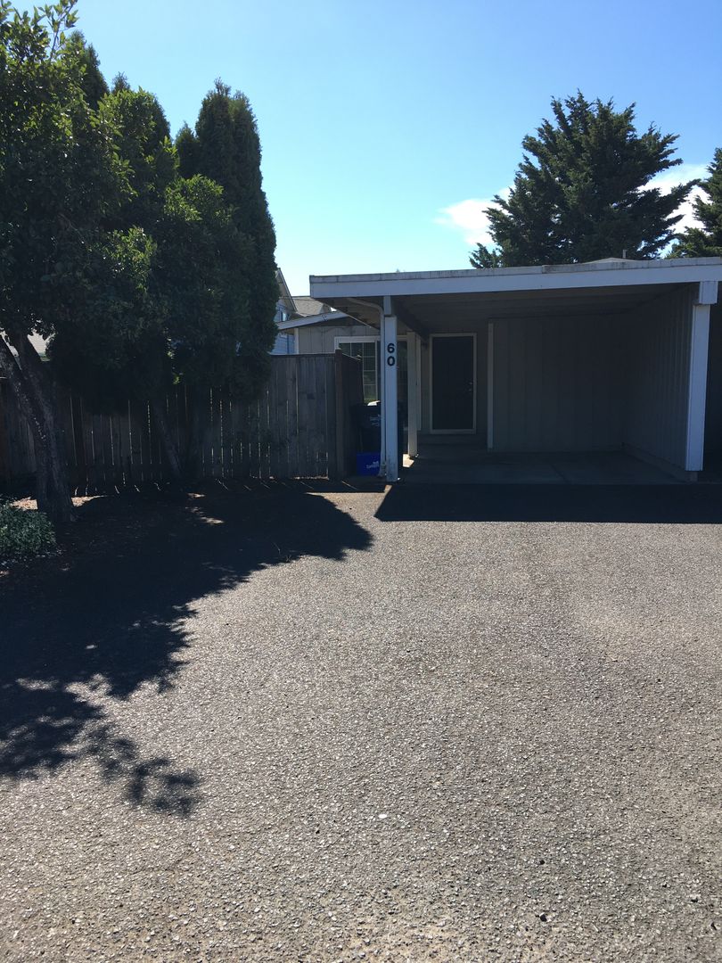 Eugene Apartment: 60/62 Kourt Drive