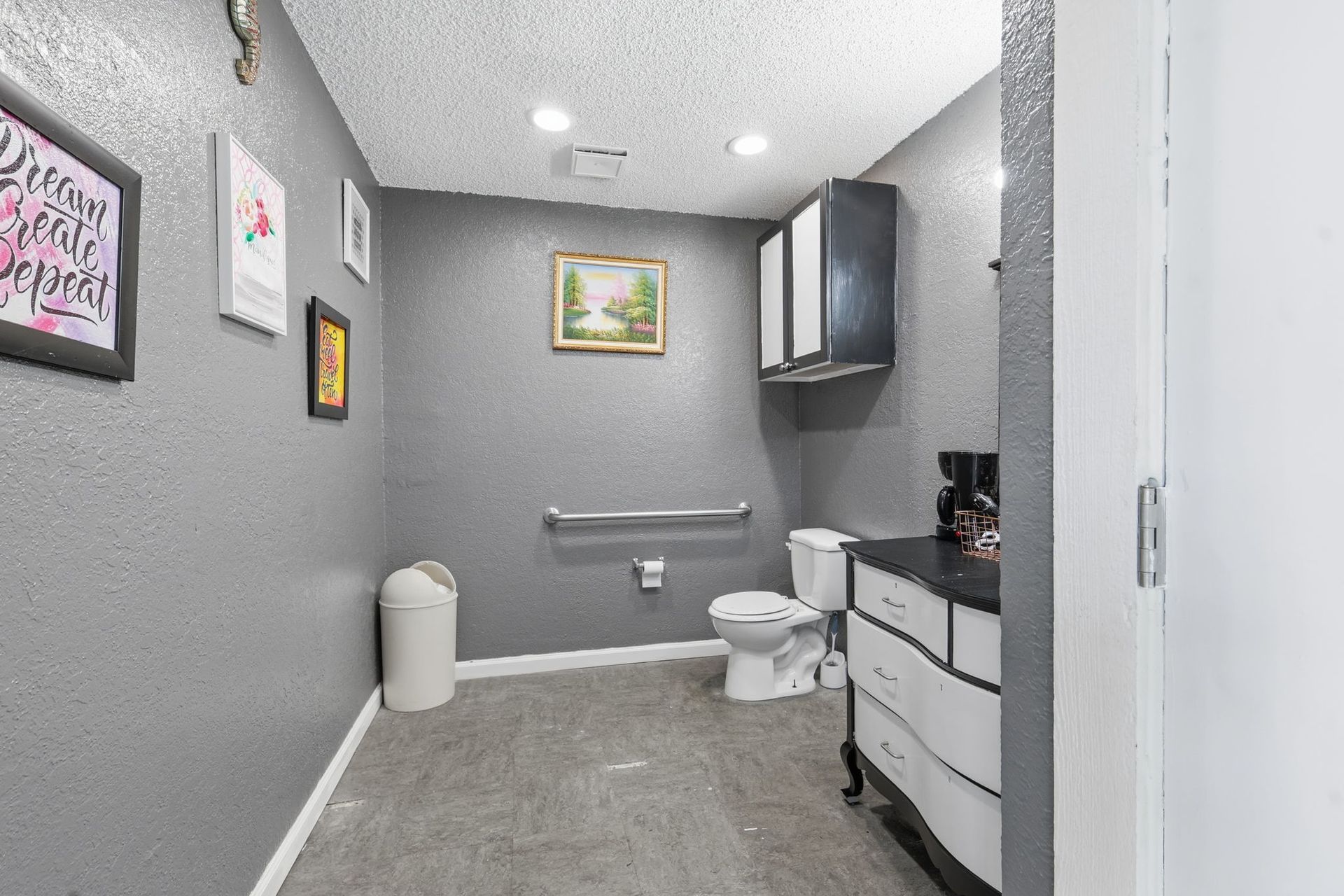 Woodland Hills Apartments 9 of 12