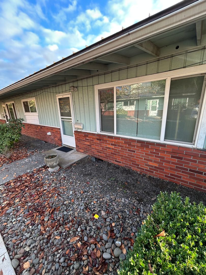 McMinnville Apartment: 319 NE 17th Street