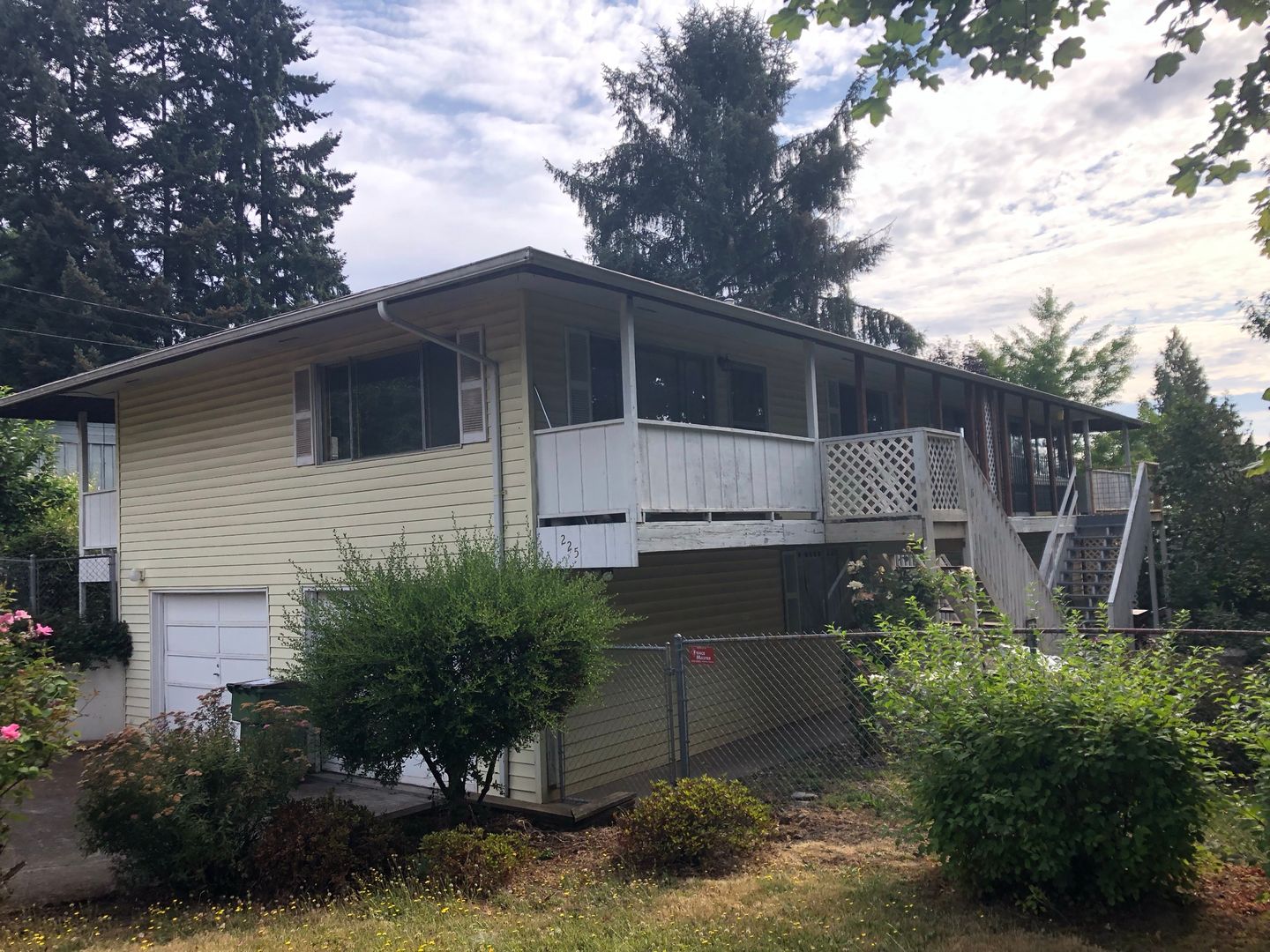 Dundee Apartment: 225 NW Ione Street