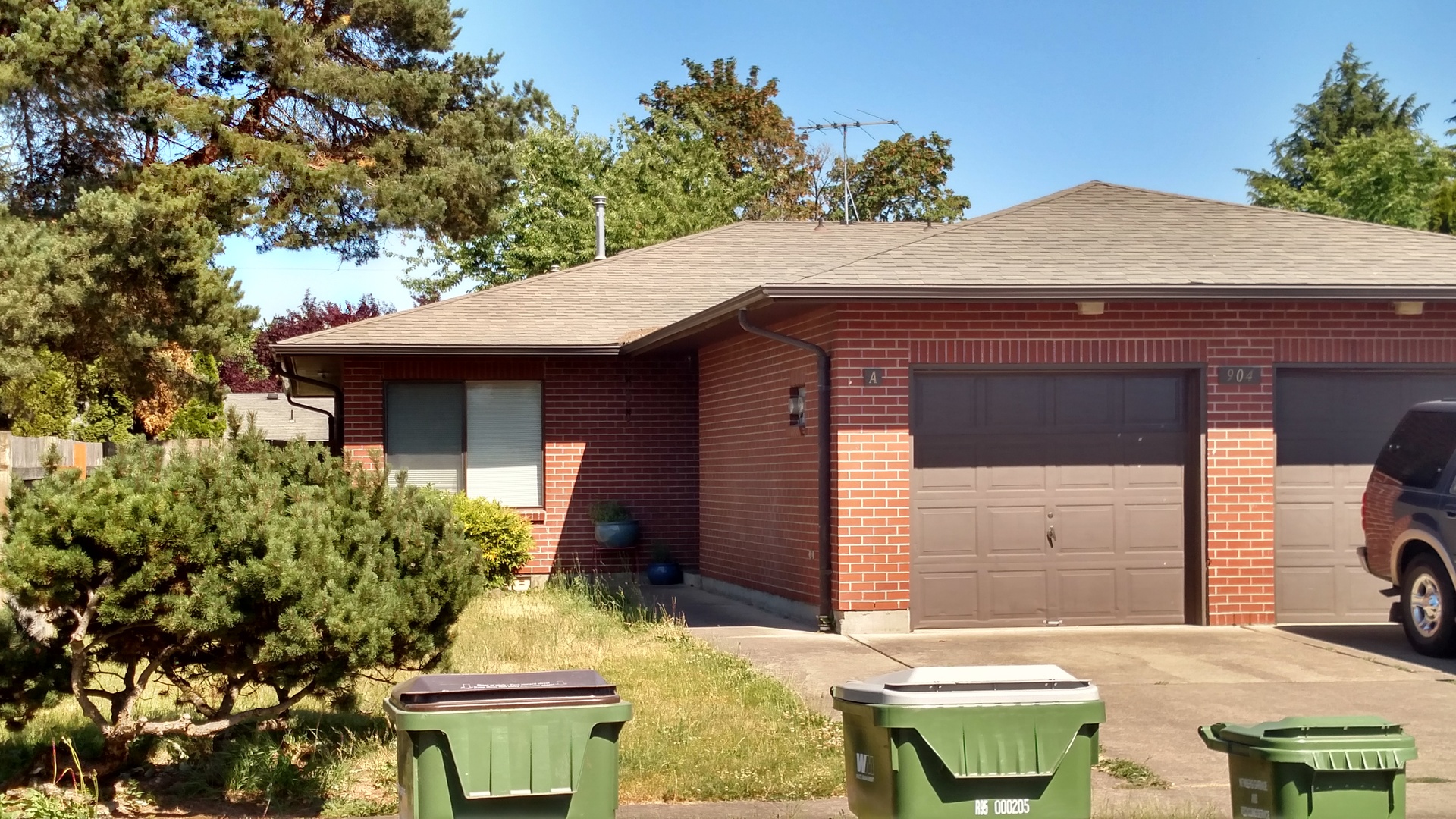 Newberg Apartment: 904 Charles St