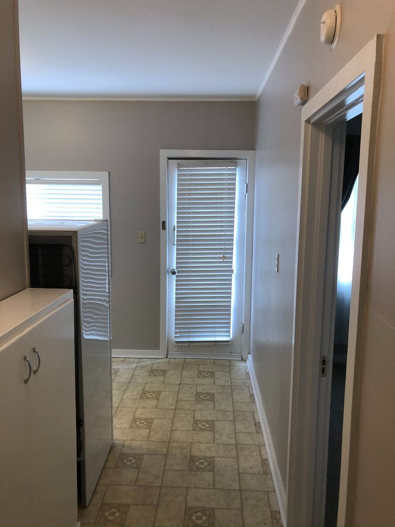 Newberg Apartment: 503 N College St