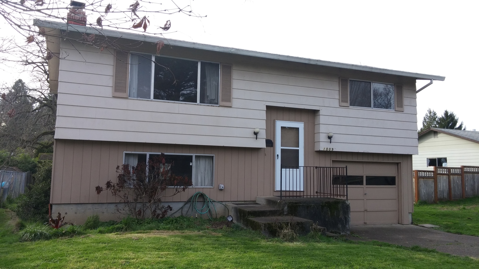 Newberg House: 1009 N Hulet Ave.