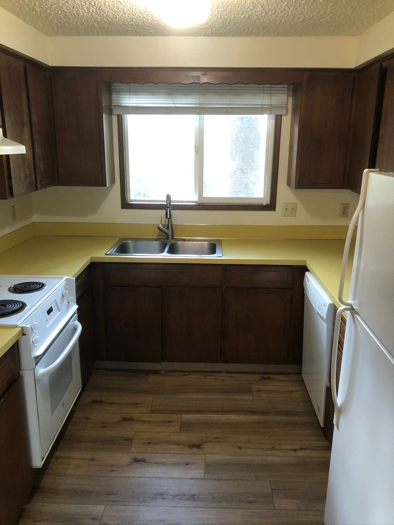 McMinnville Apartment: 1126/1128 SE Rummel St.