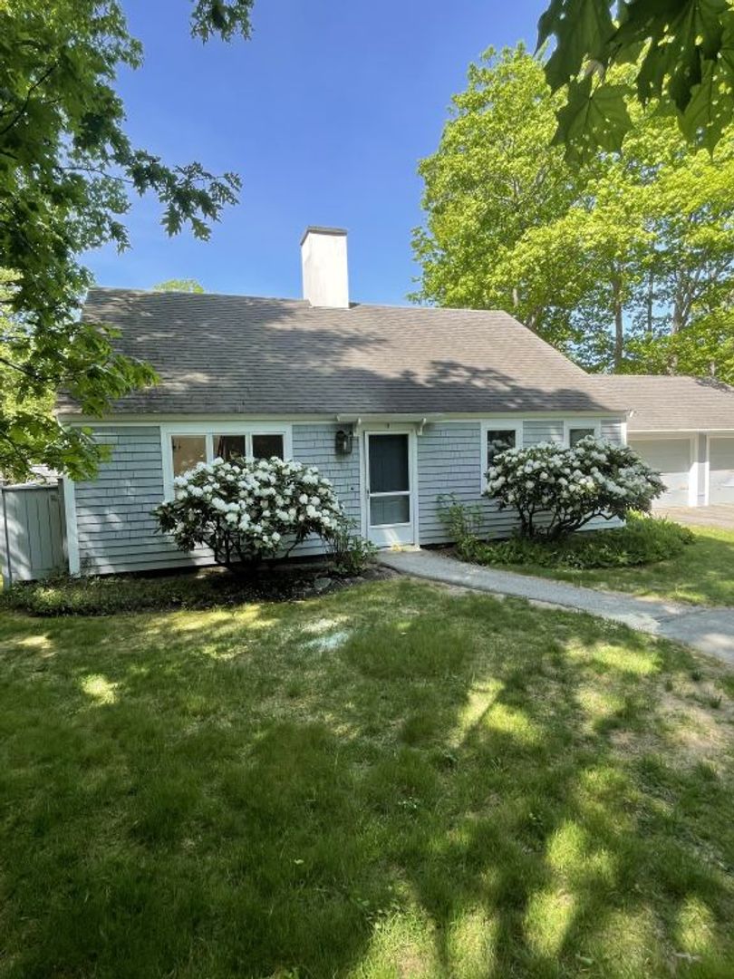 Cape Elizabeth Apartment: 9 & 11 Oakview Dr.