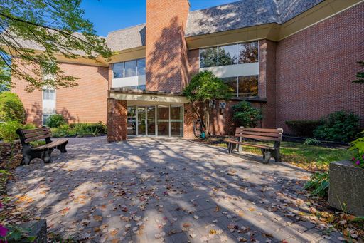 South Portland 2BD/1BA at Kings Wood Park Condos! Off-Street Parking & In-Ground Pool! Available Now! – photo 1