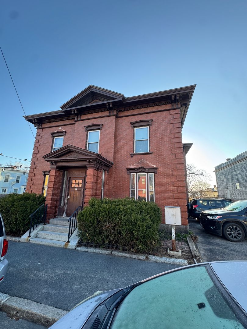 Biddeford Apartment: 7 Green Street