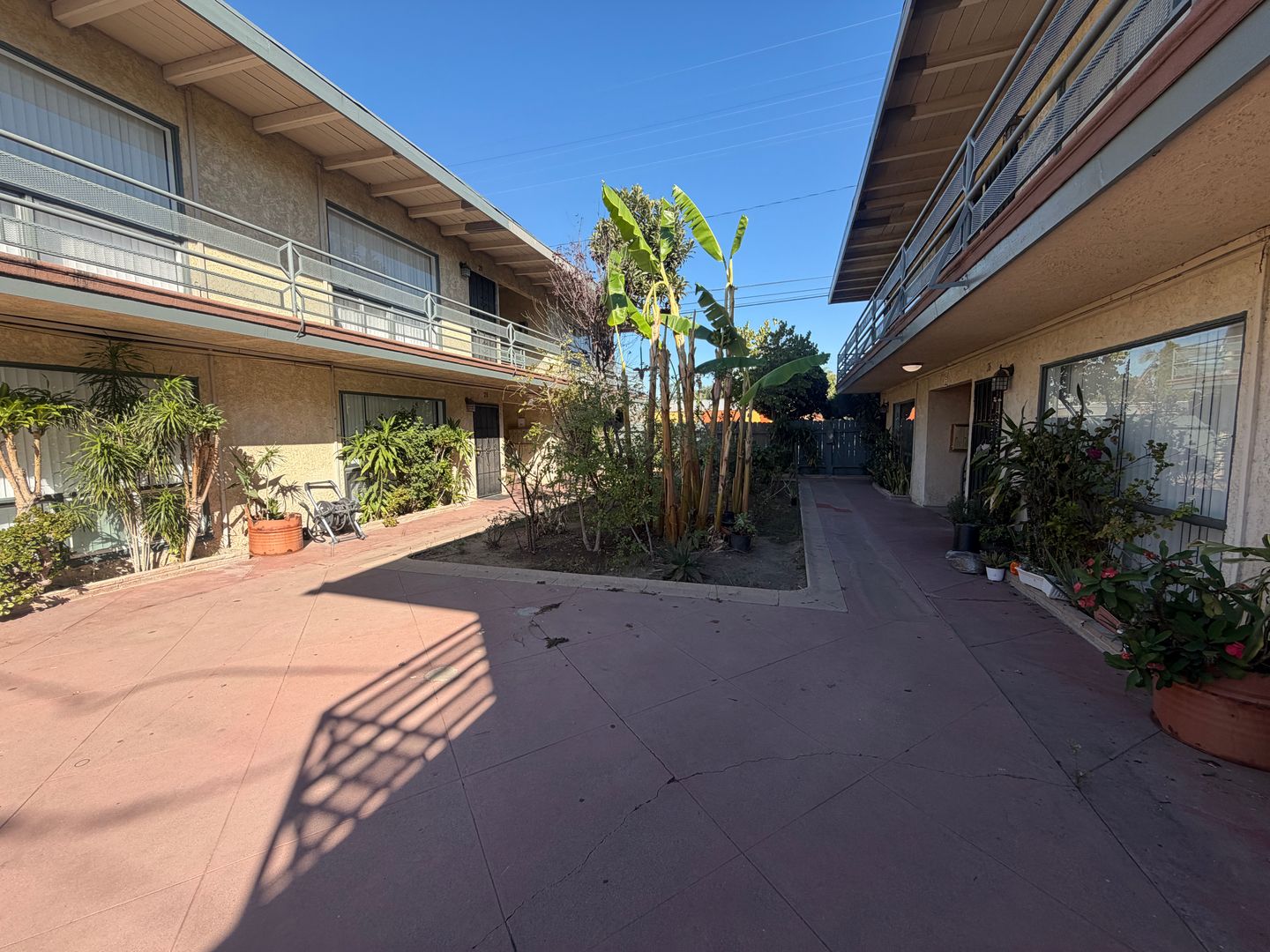 LONG BEACH Apartment: 1518-40 E. ARTESIA BLVD