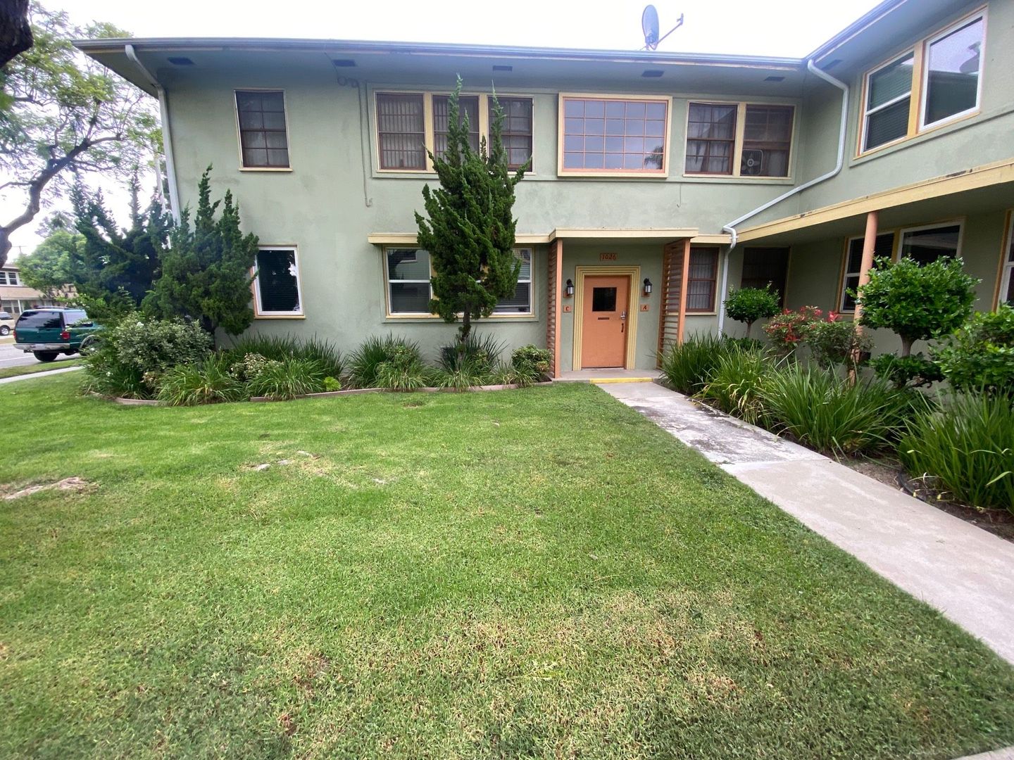 LONG BEACH Apartment: 1000-1050 E. SAN ANTONIO