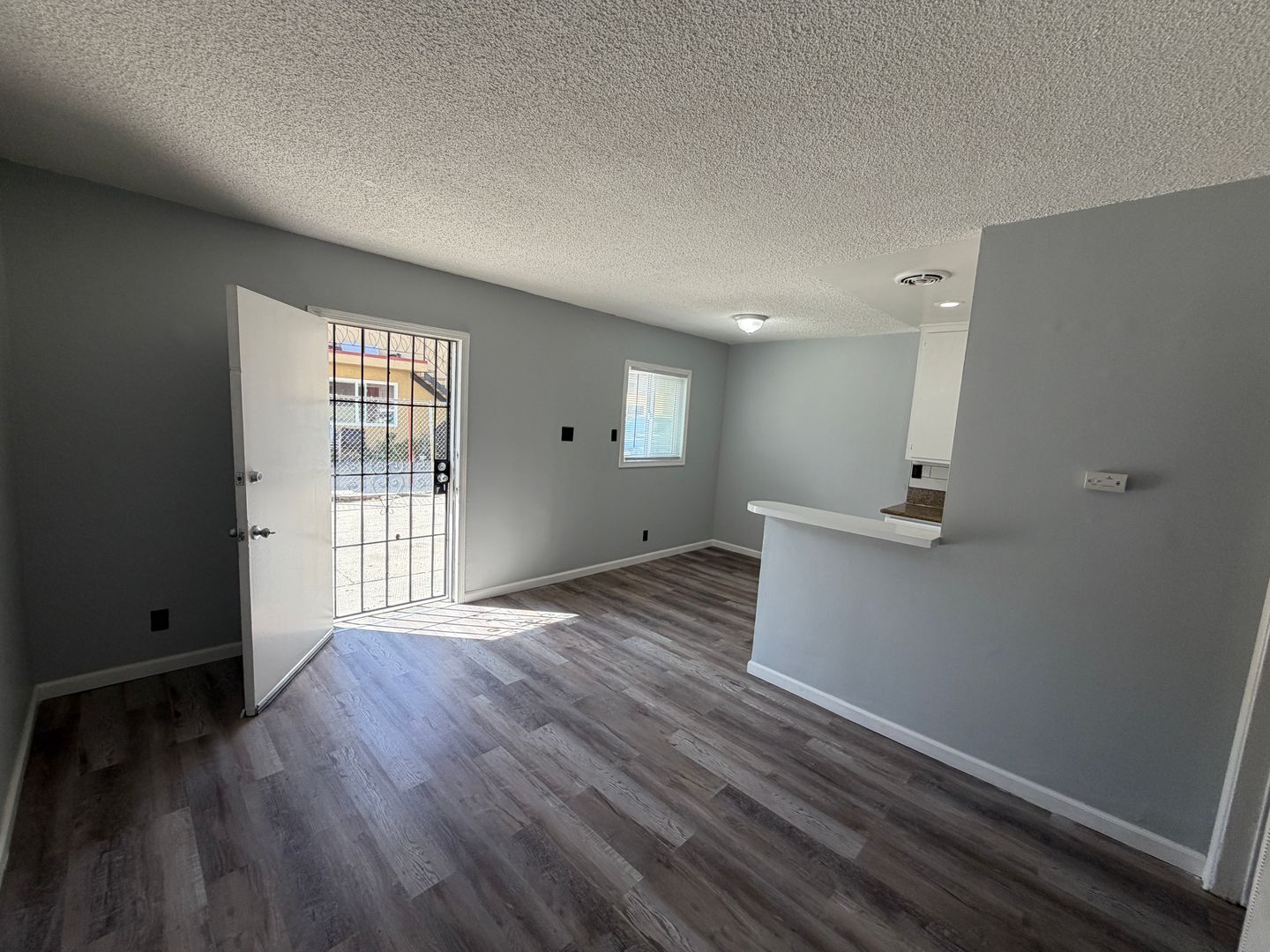 Long Beach Apartment: 2315-2317 E. Spaulding Street