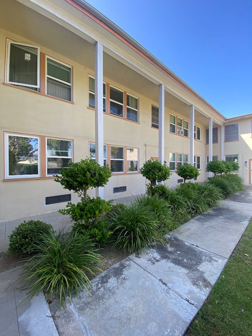 LONG BEACH Apartment: 1000-1050 E. SAN ANTONIO