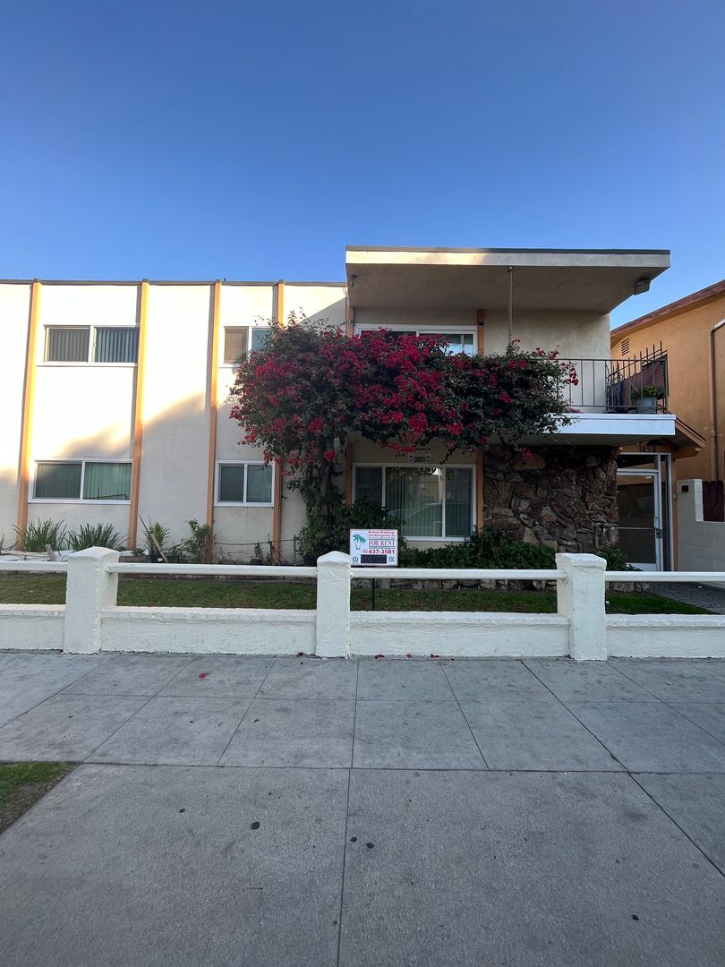 Long Beach Apartment: 1050 Dawson Avenue