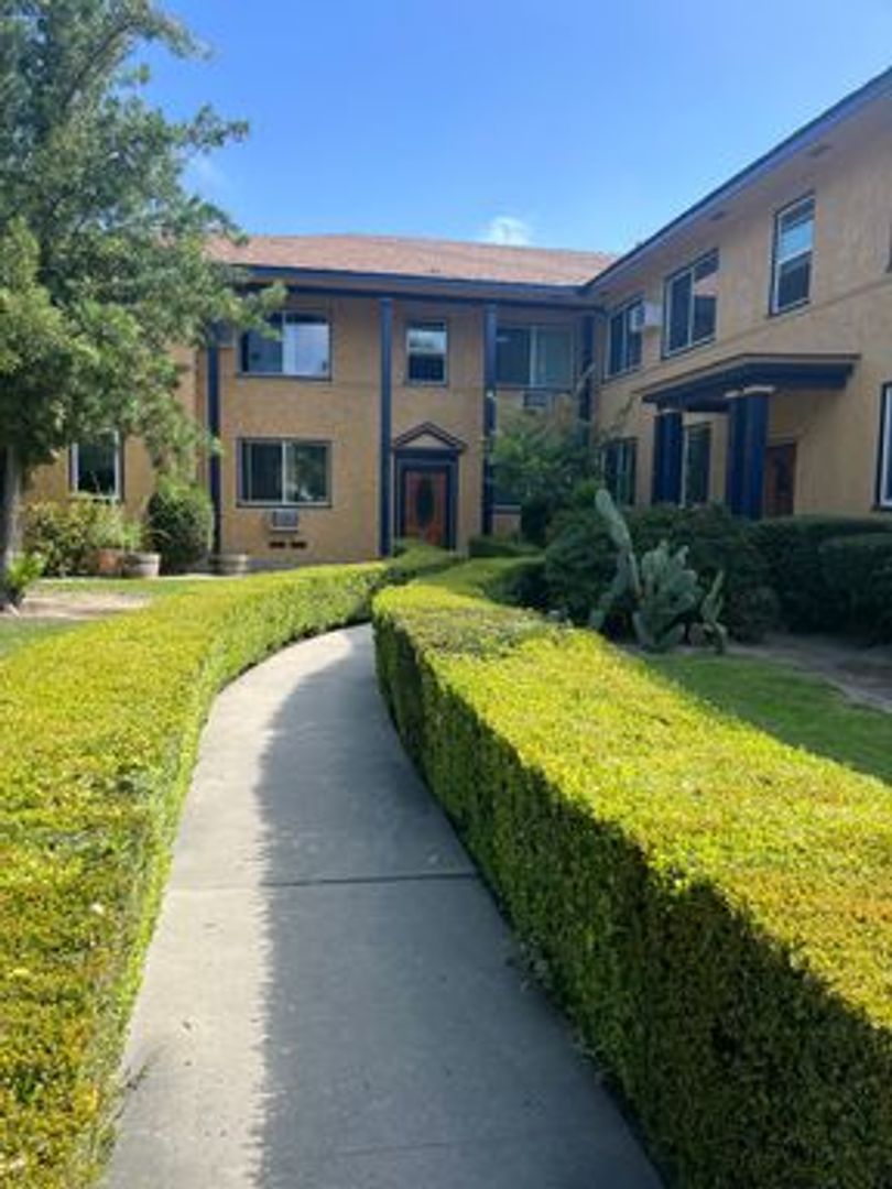 Long Beach Apartment: 4111 Charlemagne Avenue
