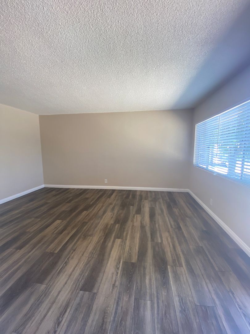 SIGNAL HILL Apartment: 1357 E. 23RD ST.