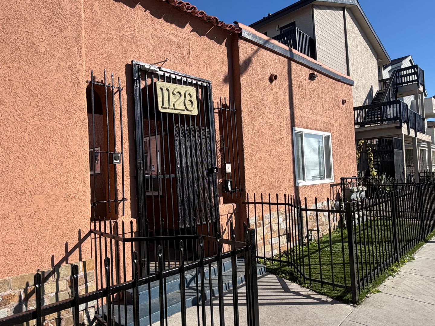 Long Beach Apartment: 1128  Raymond Avenue